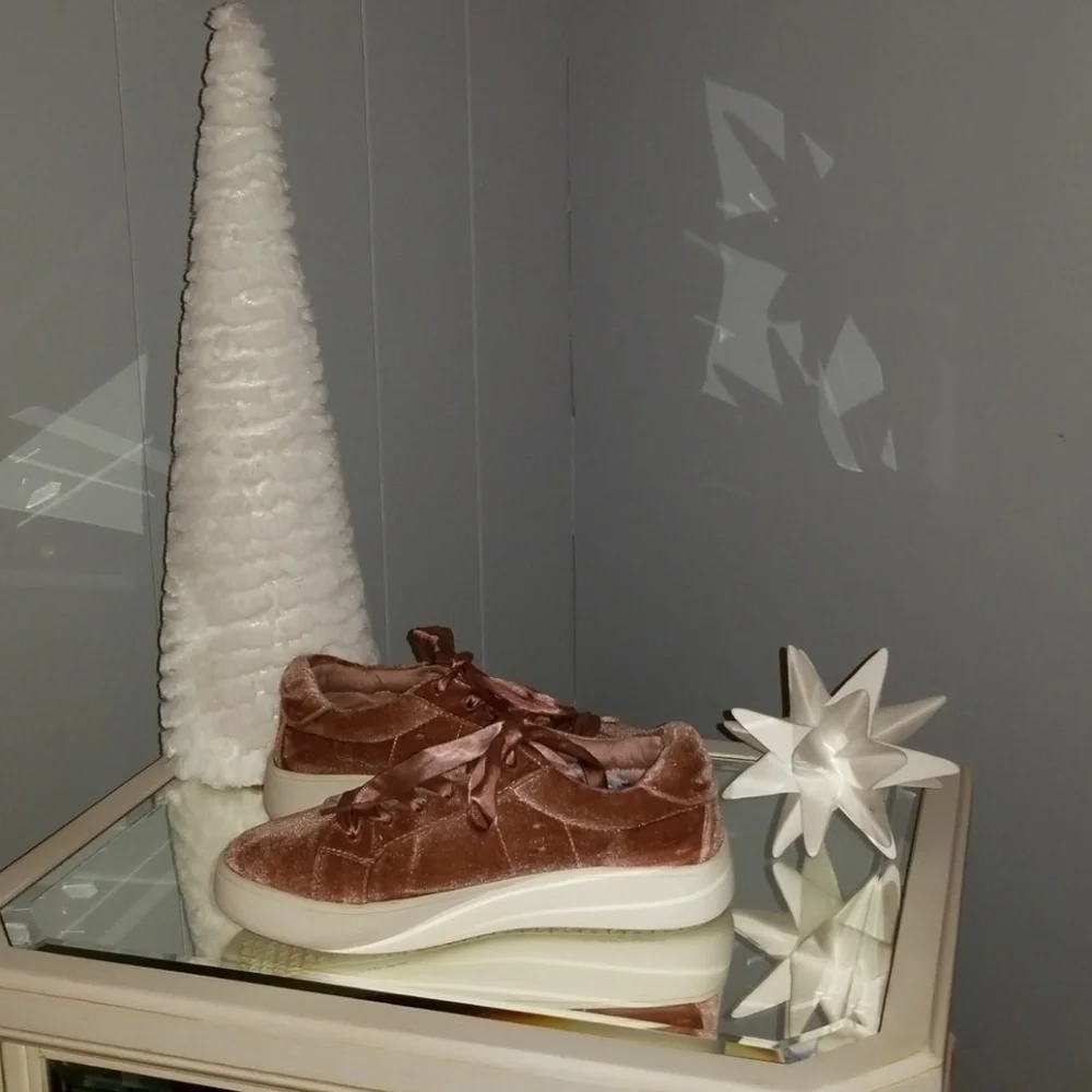 GIRLS Velvet Sneakers